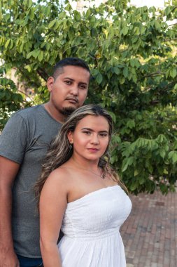 Parktaki genç bir çiftin portresi.