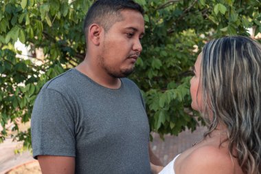 İspanyol çift parkta birlikte vakit geçiriyor.