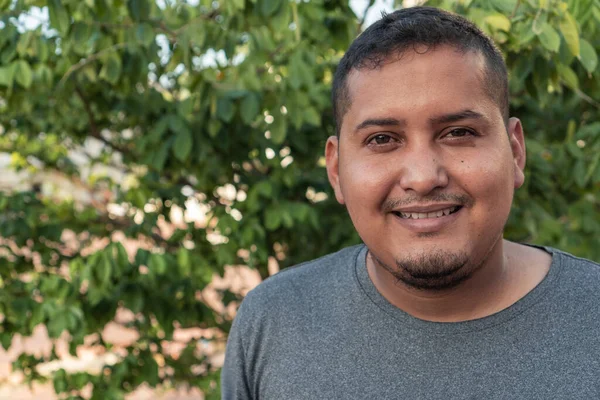 Açık havada yaşayan İspanyol bir adam.