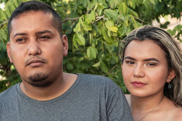 Parktaki İspanyol bir çiftin stok görüntüsü.