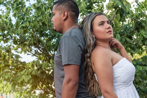 Parkta İspanyol bir çift.