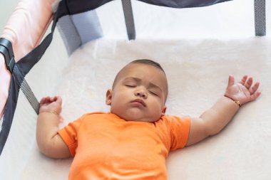 Bebek mışıl mışıl uyuyor, gündüz uykusunda huzur ve huzur buluyor.