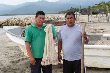 Balıkçılar tekneleriyle tropik bir sahilde çalışmaya hazırlanıyorlar.