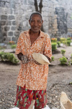 Sanatçının elinde geleneksel bir ahşap oyma ve alet, sanat eseri ve deneyimi var.