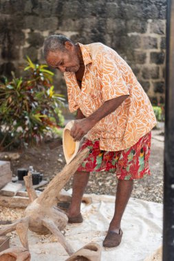 Ahşap oymada usta bir zanaatkar, açık havada benzersiz bir el yapımı kase yapıyor.