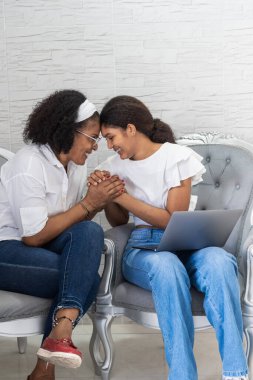 Bilgisayarda akademik başarıyı kutlarken mutlu anne-kız kaynaşması.