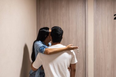 Çiftler kucaklaşıyor, ev anahtarını tutuyor, başarıları ve yeni başlangıçları kutluyor.