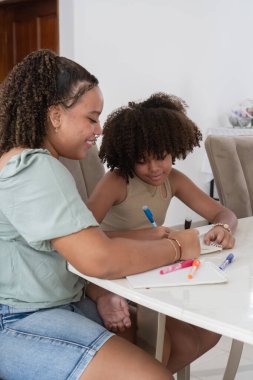 İki melez kız birlikte öğreniyor, bilgilerini paylaşıyor ve bir kardeş bağı kuruyorlar.