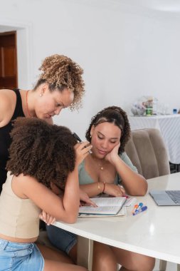 İki farklı kadının öğrenip öğrenmesine ve çalışmasına yardım eden bir kadın. Bilgiyi aktarıyor.