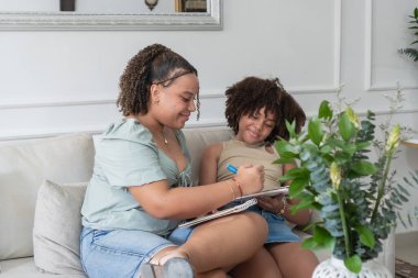 Evde öğrenen ve kaynaşan genç kızlar bilgi ve yaratıcı faaliyetleri paylaşıyorlar.