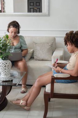 Küçük kız bilgi transferini temsil eden dizüstü bilgisayar kullanıyor.