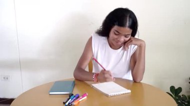 Mutlu genç kız, eğitimini tamamladıktan ve sessiz bir zafer kazandıktan sonra kendini muzaffer hissediyor.