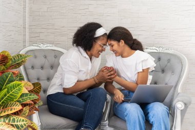 Anne ve kızı üniversite kabul sonuçlarını kutlarken gülümsüyor.