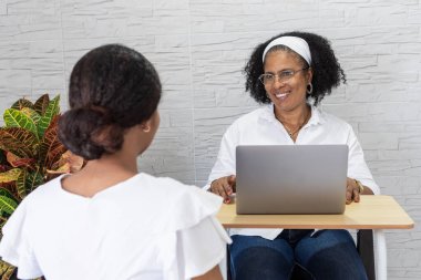 Akademik danışman mutlu bir kız öğrenciye üniversiteye kabul hakkında olumlu haberler veriyor