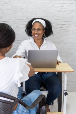 Siyahi kadın akıl hocası, online üniversiteye kabul edilmesine yardımcı oluyor.