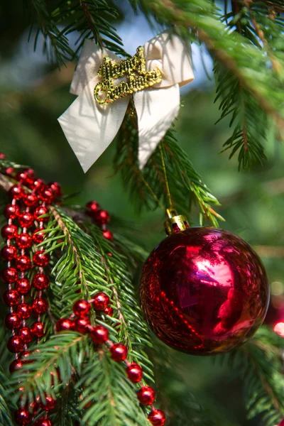 ブランチ上のクリスマスの装飾 — ストック写真