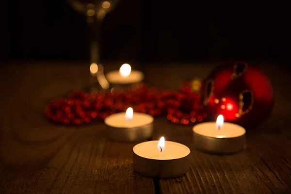 Bougies brûlant dans l'obscurité sur le fond du décor de Noël — Photo