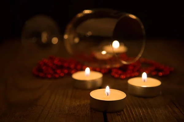 Velas ardiendo en la oscuridad en el fondo de la decoración de Navidad — Foto de Stock