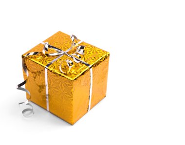 Beyaz arka planda noel hediyesi kutuları