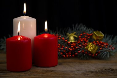 çam ağacı br zemin üzerinde üç yanan Noel mumlar