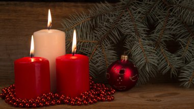 çam ağacı br zemin üzerinde üç yanan Noel mumlar