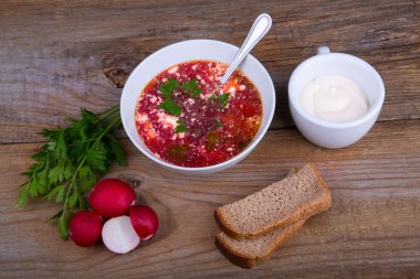 Beyaz kase çorba - borsch maydanoz, turp ve ekmek