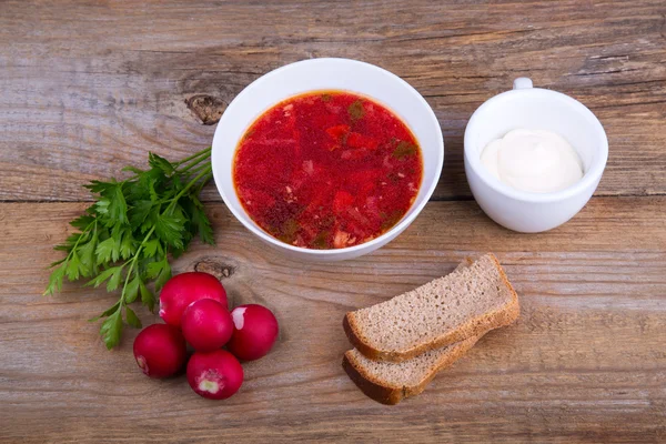 Tigela branca de sopa - borsch com rabanete de salsa e pão — Fotografia de Stock