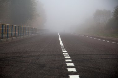 Sonbahar sisinde asfalt yol