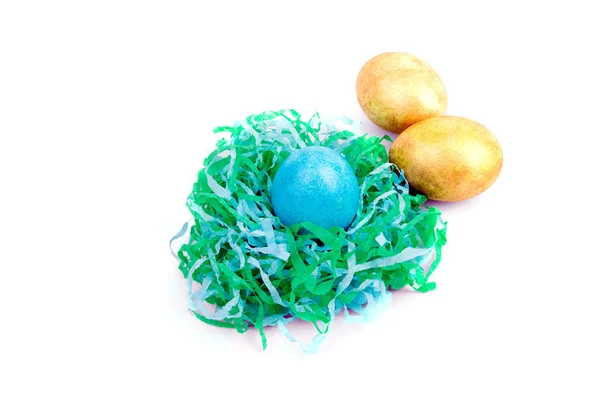 Huevos de Pascua multicolores en nido de papel — Foto de Stock