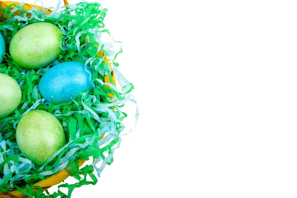 Huevos de Pascua multicolores en una cesta — Foto de Stock