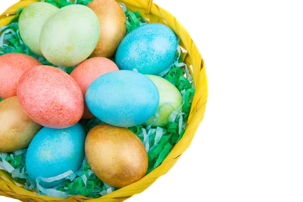 Huevos de Pascua multicolores en una cesta — Foto de Stock