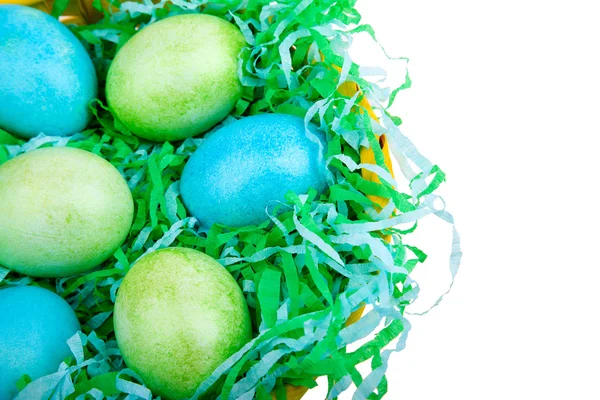 Huevos de Pascua multicolores en una cesta — Foto de Stock