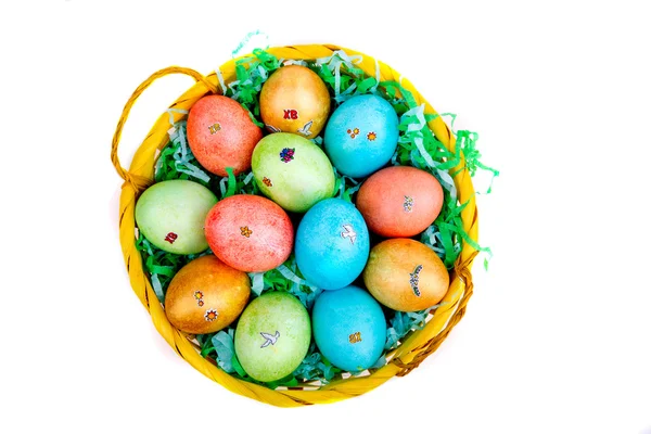 Huevos de Pascua multicolores en una cesta — Foto de Stock