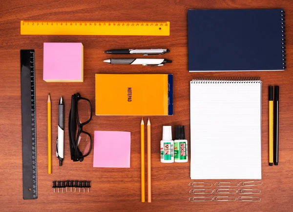 Kancelářský stůl s brýlemi pero, tužka, pravítko a ostatní kancelářské potřeby Royalty Free Stock Obrázky