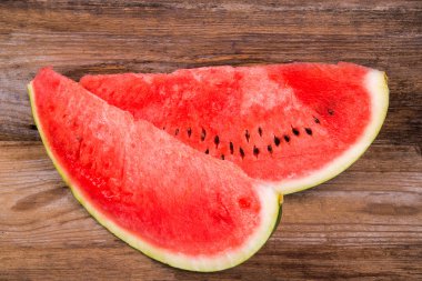 Eski ahşap zemin üzerine karpuz dilimleri