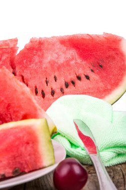 Sonraki ile Erik üzerinde ahşap plaka üzerinde karpuz dilimleri