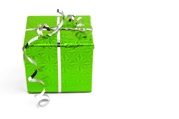Beyaz zemin üzerine yeşil Noel hediye kutuları — Stok fotoğraf