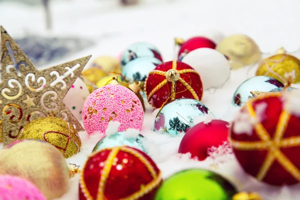 Multicolor ozdoby świąteczne na snow.retro tonowanie — Zdjęcie stockowe