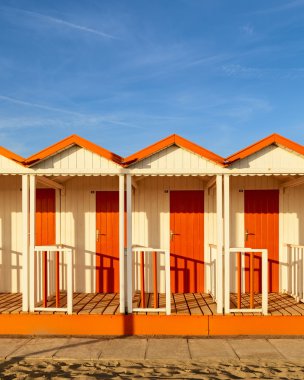 gün batımı biraz üzerinde plaj kabinleri