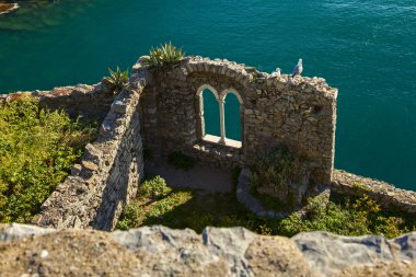 portovenere kıyısında kale harabe