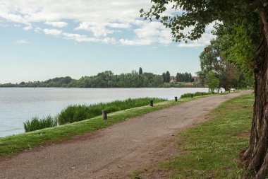 amntua göl kenarında dar sokak