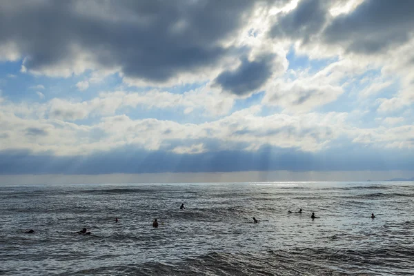 Surfeurs dans la tempête — Photo