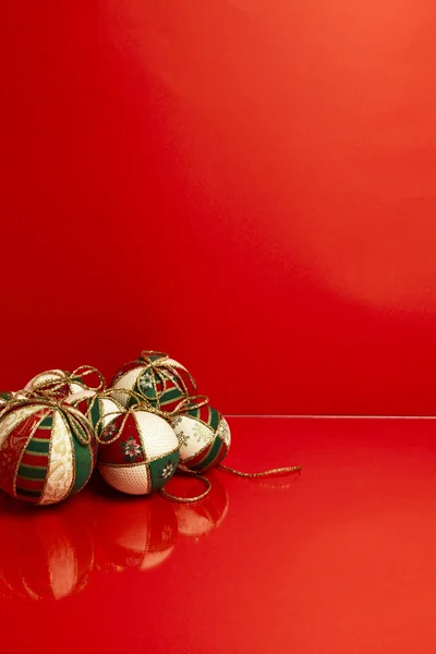 Boules de Noël sur fond rouge — Photo