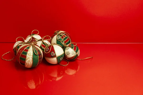 Χριστουγεννιάτικες μπάλες σε κόκκινο φόντο — Φωτογραφία Αρχείου