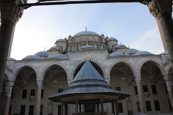 Fatih Moschee Sonnenaufgang Und Brunnenblick — Stockfoto