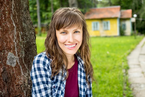 Porträt einer glücklichen Frau, die lächelt — Stockfoto