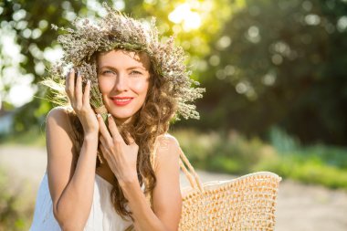 Lavanta çelenk güneşli yaz gününde başındaki genç güzel kadın