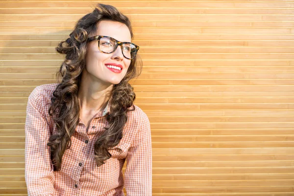 Portrait de femme heureuse souriant sur fond de bambou naturel — Photo