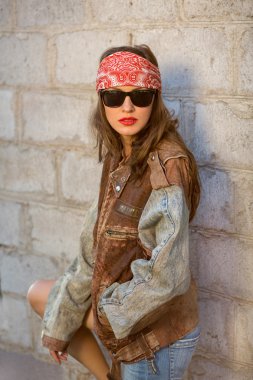 Bisikletçinin ceket onun güzel genç kadın