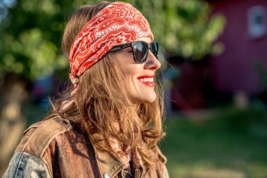 Bisikletçinin ceket onun güzel genç kadın